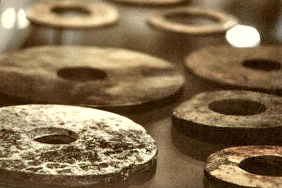 সমাধির পাশে রাখা ছিল গোলাকার পাথরের চাকতি। অধ্যাপক মনে করেন, সমাধির ফলক হিসাবে সেই গোলাকার পাথরের চাকতিগুলি ব্যবহার করা হয়েছিল। সেই পাথরে হেলমেট পরা মানুষের মাথা খোদাই করা ছিল। তা ছাড়া চাঁদ, সূর্য, তারা, পৃথিবীও খোদাই করা ছিল। পাথরের চাকতিগুলি অর্ধেক মাটিতে পোঁতা ছিল।