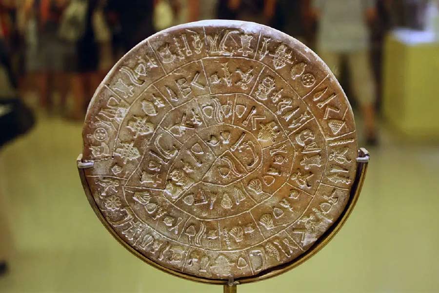 বেশ কয়েক বছর পর এই ড্রোপা পাথর নিয়ে গবেষণা শুরু করেন সুম উম নুই। পাহাড়ের গুহা থেকে ৭১৬টি পাথরের চাকতি তিনি তুলে নিয়ে আসেন গবেষণার জন্য। দেখেন, ওই পাথরের গায়ে খোদাই করা রয়েছে লিপি।