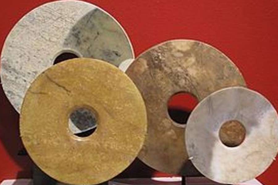 দীর্ঘকাল ড্রোপার গায়ে খোদাই করা লিপির পাঠোদ্ধারের চেষ্টা করে যান সুম। তবে লিপির অনেকটা অংশই তিনি বুঝতে পারেননি। গবেষক সুমের দাবি,  ওই পাথরে আসলে ড্রোপাদের কথা লেখা রয়েছে। ড্রোপারা নাকি ‘ভিন্‌গ্রহী’।