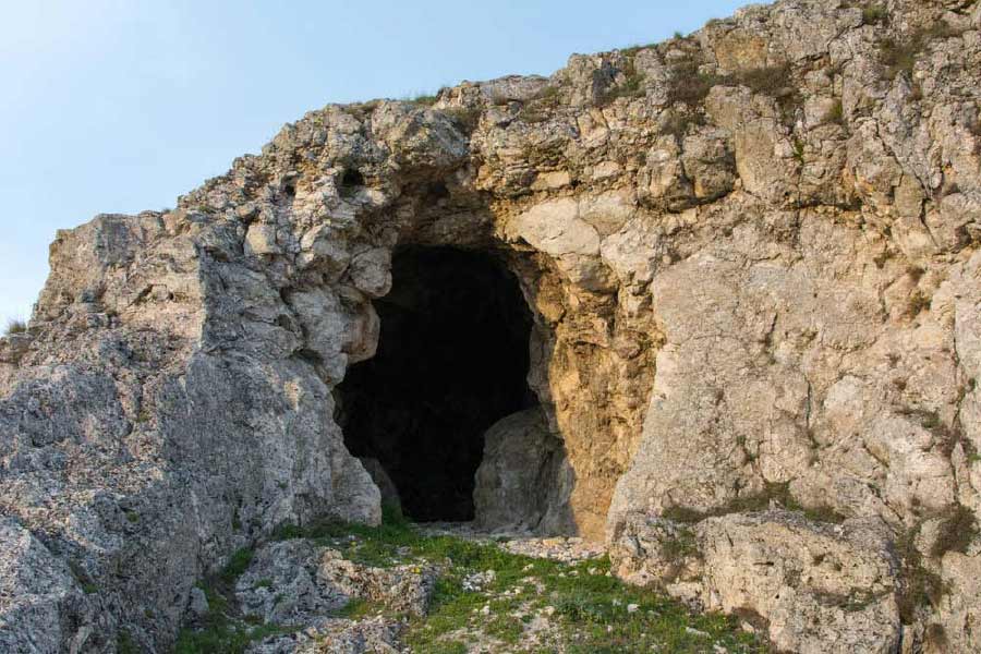 হাজার হাজার বছর আগে ওই ড্রোপাদের একটি যান নাকি পৃথিবীতে আছড়ে পড়েছিল। তাতে মৃত্যু হয়েছিল কয়েক জনের। বাকিরা ভয়ে লুকিয়ে ছিলেন গুহায়।