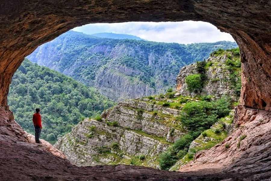 ওই এলাকায় তখন বসবাস করত হাম নামে এক জনজাতি। ক্রমে তাদের সঙ্গে সখ্য গড়ে ওঠে ড্রোপাদের। গবেষক সুমের দাবি, ‘ভিন্‌গ্রহী’দের যানটি কোনও দিন আর সারিয়ে তুলতে পারেনি ড্রোপারা। তাই আর ফেরাও হয়নি।