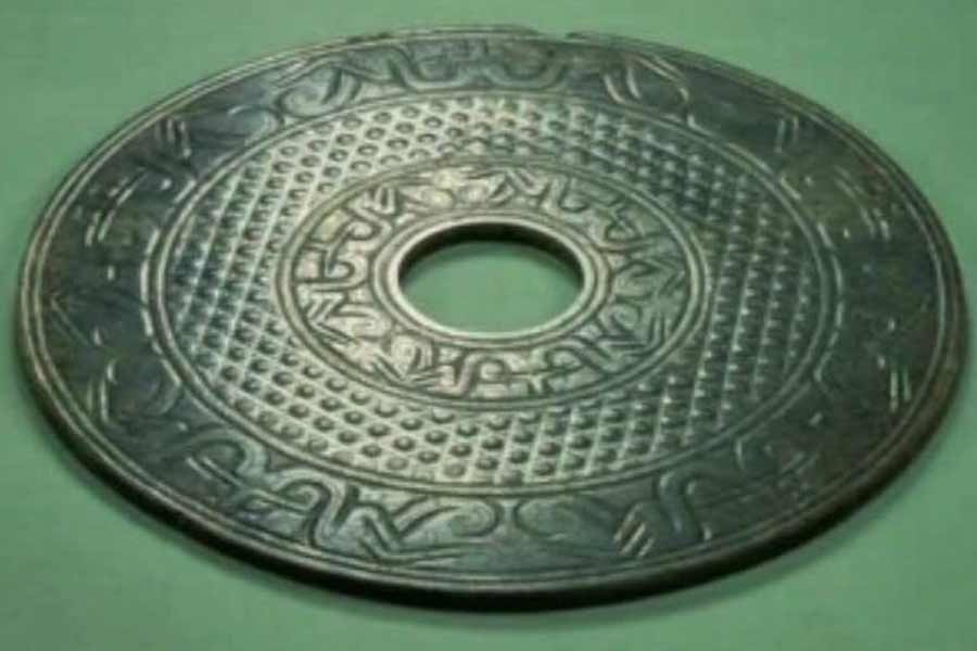 রাশিয়ার গবেষকেরা দাবি করেন, ওই পাথর বিদ্যুৎ পরিবহণে সক্ষম। তার মধ্যে দিয়ে অদ্ভুত ভাবে প্রবাহিত হচ্ছে বিদ্যুৎ, যা থেকে নাকি তড়িদাহতও হন কয়েক জন। রাশিয়ার এক জন গবেষক দাবি করেন, হাজার হাজার বছর পুরনো পাথরগুলি।