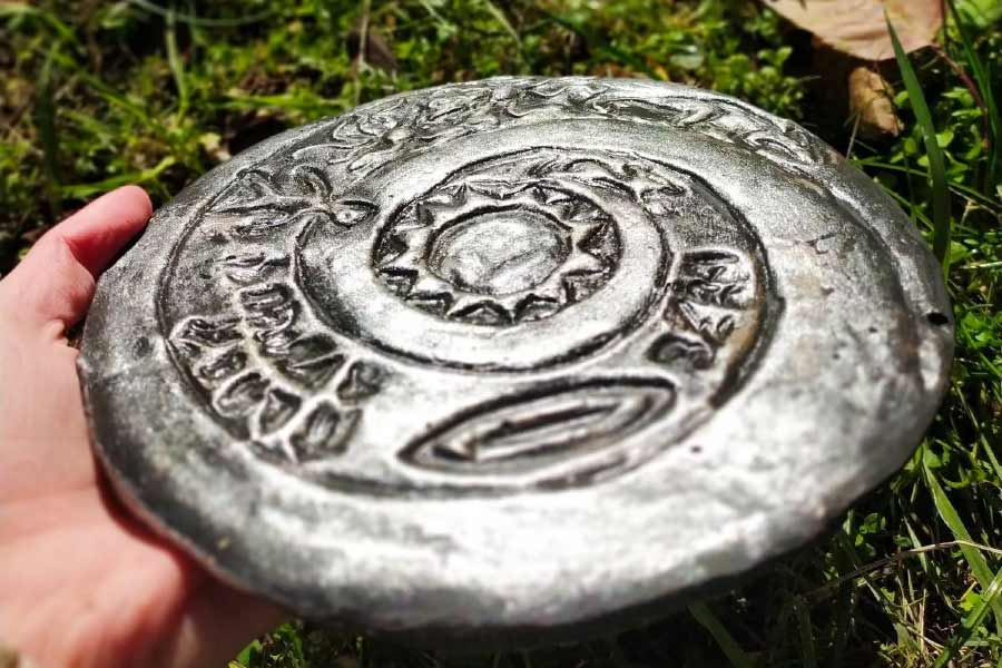  পরে অস্ট্রিয়ার এক গবেষক এই ড্রোপা পাথর নিয়ে গবেষণা শুরু করেন। চিনের যে জাদুঘরে ওই পাথর রাখা ছিল, তার ম্যানেজারের সঙ্গে যোগাযোগ করেন আর্নস্ট ওয়েগেরার। তাঁকে ড্রোপা পাথর দিতে রাজি হন জাদুঘর কর্তৃপক্ষ। কিন্তু যে দিন দেওয়ার কথা, তার আগে নিখোঁজ হয়ে যান ম্যানেজার। সঙ্গে সেই পাথর দু’টিও।