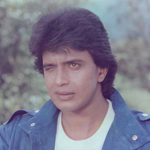 কানাঘুষো শোনা যায়, সত্যনারায়ণ নাকি মিঠুন চক্রবর্তীকে এই চরিত্রের জন্য প্রথমে প্রস্তাব দিয়েছিলেন। কিন্তু মিঠুন পরিচালকের প্রস্তাবে রাজি হননি।