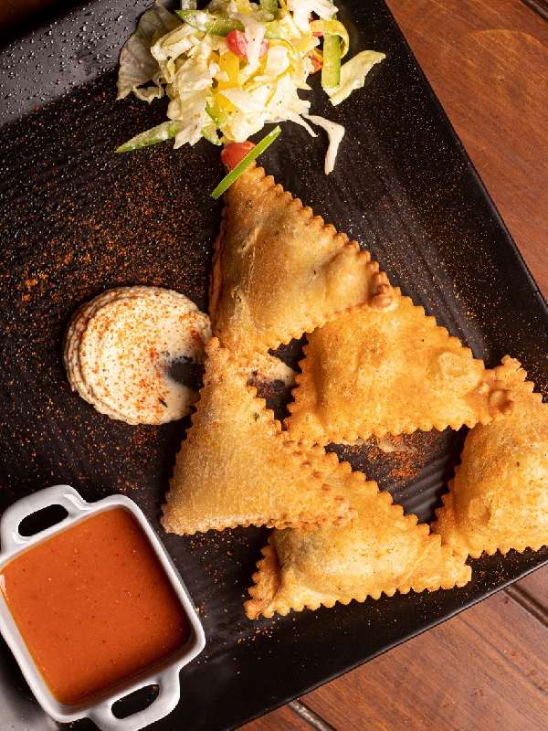 ফিউশন খাবারের স্বাদ পেতে যেতে পারেন পার্ক স্ট্রিটের এলএমএমও_কিউ রেস্তরাঁয়। 