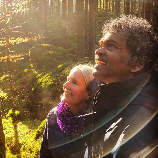 প্রায় পাঁচ দশক আগেকার ঘটনা। শিল্পের প্রেমে পড়ে সাত সমুদ্র তেরো নদী পার করে ভারতে এসেছিলেন ইউরোপের এক তরুণী। কিন্তু ভারতে এসে শিল্পীর প্রেমে পড়ে গেলেন তিনি। ভালবেসে সাত পাকে বাঁধাও পড়লেন তাঁরা। 