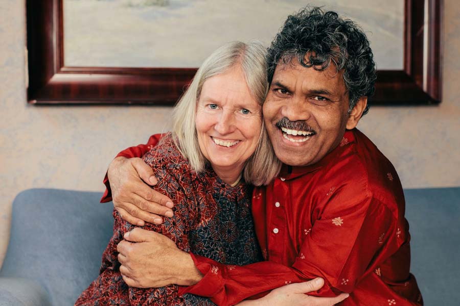 প্রদ্যুম্নের আঁকার প্রশংসা শুনেছিলেন সুইডেনের শার্লট ভন স্কেডভিন। ১৯ বছরের ছাত্রী শার্লট তখন প্রদ্যুম্নের শিল্পে মুগ্ধ। কী ভাবে তাঁর সঙ্গে দেখা করবেন তা ভেবে কুলকিনারা পাচ্ছিলেন না শার্লট। ভারত এবং সুইডেনের মধ্যে দূরত্ব তো নেহাত কম নয়। 