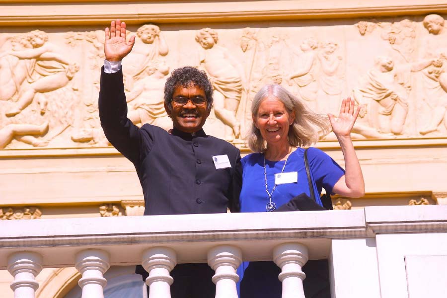 তবুও শিল্পের টানে ভারত সফরের সিদ্ধান্ত নিলেন শার্লট। ভ্যানে চেপে ২২ দিনের যাত্রা শেষে ভারতে পৌঁছলেন তিনি। ১৯৭৫ সালে নয়াদিল্লিতে প্রদ্যুম্নের সঙ্গে দেখাও করেন তিনি।