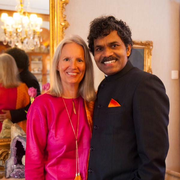 শিল্পের পাশাপাশি শিল্পীরও প্রেমে পড়ে যান শার্লট। প্রদ্যুম্নের কাছে হঠাৎ অনুরোধ করে বসলেন, তাঁর ছবি এঁকে দিতে হবে। গুণমুদ্ধ তরুণীর অনুরোধ ফেরাতে পারেননি প্রদ্যুম্ন। কারণ তিনিও শার্লটের সারল্য দেখামাত্রই তাঁকে ভালবেসে ফেলেছিলেন।