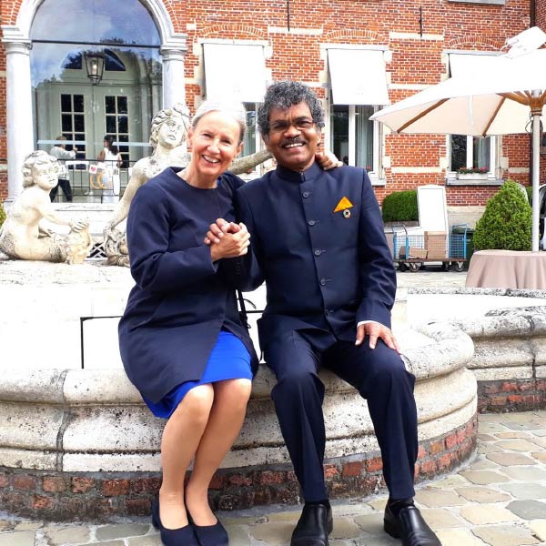 ভালবাসার কথা স্বীকার করেন দু’জনই। সাত পাকে বাঁধাও পড়েন শার্লট এবং প্রদ্যুম্ন। কিন্তু বিশেষ কারণে এক ছাদের তলায় থাকার মতো পরিস্থিতি ছিল না তাঁদের। 