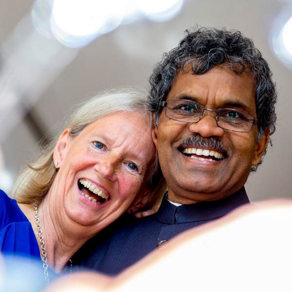 প্রদ্যুম্নকে সুইডেন যেতে বলেছিলেন শার্লট। যাওয়ার ইচ্ছা থাকলেও সেই সময় শার্লটের হাত ধরতে পারেননি প্রদ্যুম্ন। ভারতে তখনও পড়াশোনা করছিলেন তিনি। তাই পড়াশোনা মাঝপথে ছেড়ে সুইডেন যেতে চাননি প্রদ্যুম্ন।