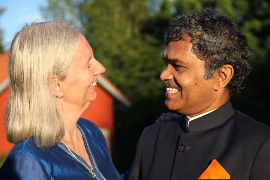 তবে শার্লটকে কথা দিয়েছিলেন, এক দিন ঠিক সুইডেনে তাঁর সঙ্গে দেখা করতে যাবেন প্রদ্যুম্ন। জীবনসঙ্গীর অপেক্ষায় দিন গুনতে গুনতে পেরিয়ে যায় এক বছরেরও বেশি সময়।