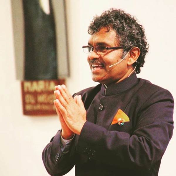 বিবিসিকে দেওয়া এক সাক্ষাৎকারে প্রদ্যুম্ন জানান, একটানা চার মাস তিন সপ্তাহ সাইকেল চালিয়ে ভারত থেকে ইউরোপে গিয়েছিলেন তিনি। প্রদ্যুম্ন বলেন, ‘‘১৯৭৭ সালে ২২ জানুয়ারি ভারত থেকে আমি যাত্রা শুরু করেছিলাম। রোজ প্রায় ৭০ কিলোমিটার রাস্তা সাইকেল চালিয়ে গিয়েছি।’’