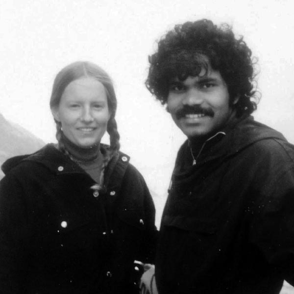 প্রদ্যুম্ন জানান, ১৯৭৭ সালের ২৮ মে তিনি সুইডেন পৌঁছন। পাকিস্তান, আফগানিস্তান, ইরান, তুরস্ক, ইস্তানবুল এবং ভিয়েনা পার করে তিনি গোথেনবার্গে যান। সেখান থেকে ট্রেনে চেপে সুইডেনের বোরাস শহরে পৌঁছন।