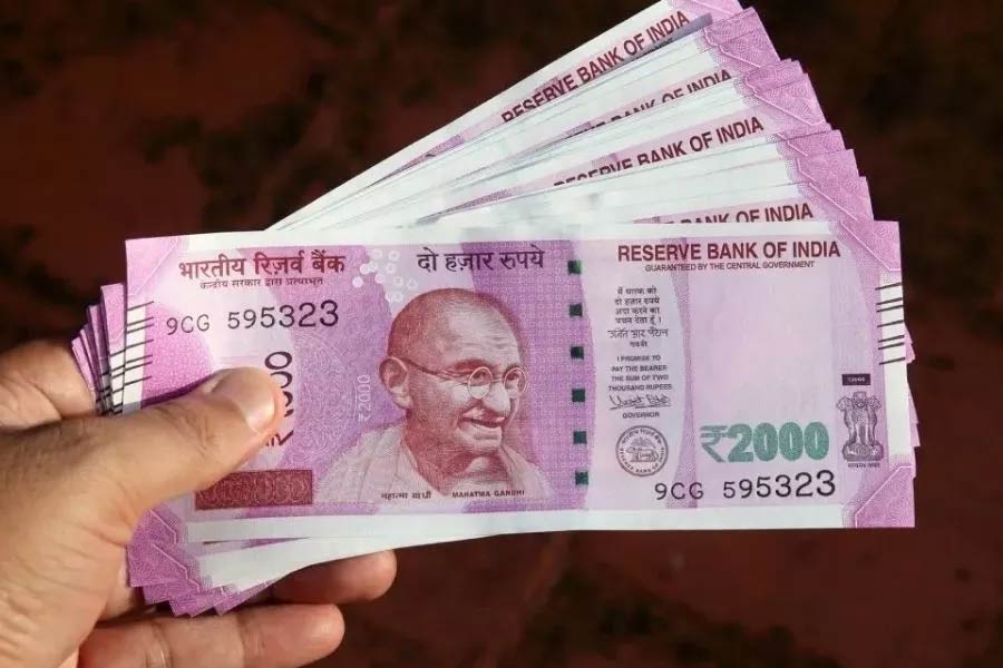A man arrested for depositing fake Rs 2000 notes at a bank in Agra of Uttar Pradesh