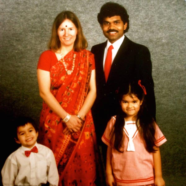 সাক্ষাৎকারে প্রদ্যুম্ন বলেন, ‘‘শার্লট যখন আমার বাড়ির লোকের সঙ্গে প্রথম দেখা করতে এসেছিল, তখন শাড়ি পরেছিল। আমি জানি না কী ভাবে ও সব সামলেছিল।’’ ভারতে বিয়ে হওয়ার পরেও সুইডেন যাওয়ার পর আবার শার্লটকে বিয়ে করেছিলেন প্রদ্যুম্ন।