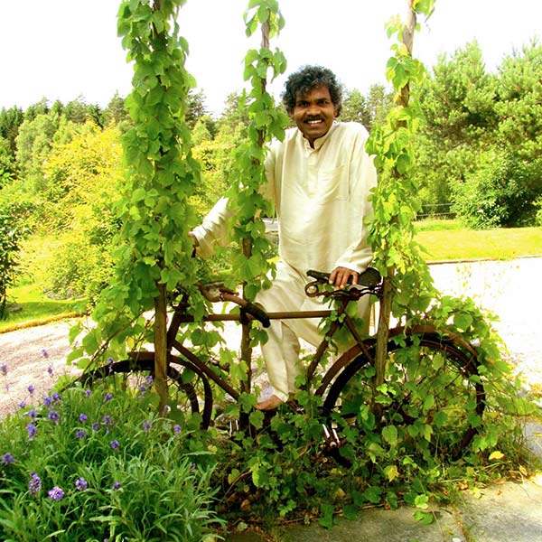 প্রদ্যুম্ন জানান, সুইডেন গিয়ে নতুন জীবনের সঙ্গে মানিয়ে নিতে সমস্যা হচ্ছিল প্রদ্যুম্নের। কিন্তু শার্লট প্রতি মুহূর্তে তাঁর পাশে ছিলেন। বর্তমানে স্ত্রী এবং দুই সন্তানকে নিয়ে সুইডেনেই রয়েছেন প্রদ্যুম্ন। সেখানেই নিজের শিল্প নিয়ে ব্যস্ত তিনি।