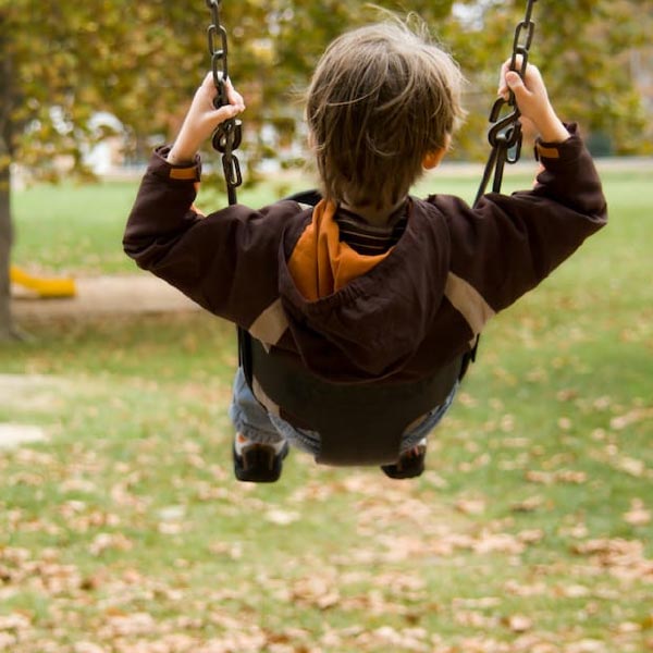 ১৯৪৯ সালের ২০ ডিসেম্বর উত্তরাখণ্ডের দেহরাদূনে জন্ম অনিরুদ্ধের। বাবা-মা এবং দশ ভাইবোনের সঙ্গে দেহরাদূনেই থাকতেন তিনি। পড়াশোনার পাশাপাশি খেলাধূলা নিয়েও ব্যস্ত থাকতেন অনিরুদ্ধ।