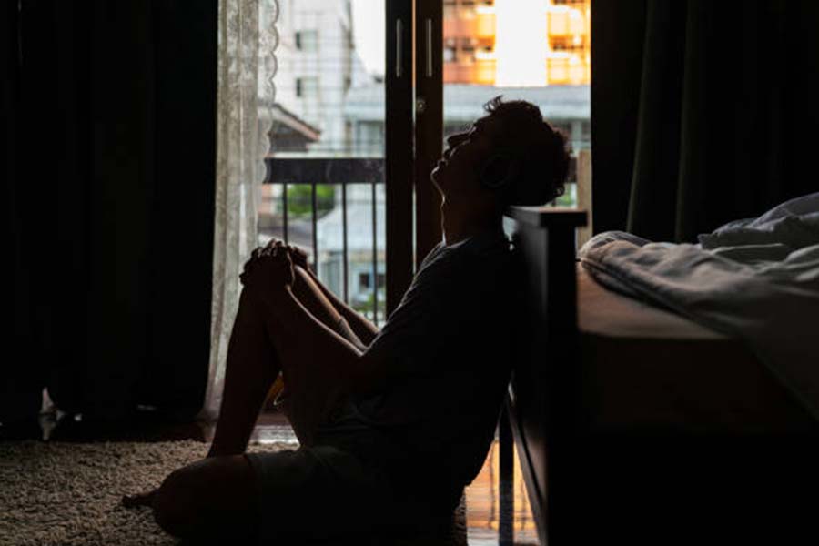 পড়াশোনা শেষ করে মুম্বইয়ে চলে যান অনিরুদ্ধ। সেখানে সিভিল ইঞ্জিনিয়ার হিসাবে কাজে যোগ দেন তিনি। কিন্তু সুখ  বেশি দিন থাকেনি তাঁর। গভীর অসুখ ধরা পড়ে অনিরুদ্ধের।