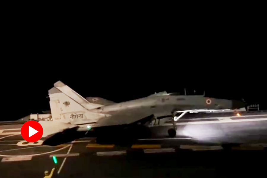 MiG-29K fighter jet of Indian Navy lands on aircraft carrier INS Vikrant at night for first time