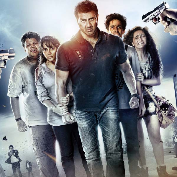 নব্বইয়ের দশকে বক্স অফিস কাঁপানো হিন্দি ছবির তালিকায় অন্যতম হল রাজকুমার সন্তোষী পরিচালিত অ্যাকশন ঘরানার ছবি ‘ঘায়েল’। এই ছবি শুধুমাত্র ভাল ব্যবসাই করেনি, ছবি সানি দেওলের কেরিয়ারে নয়া মাইলফলক গড়ে তুলেছিল।