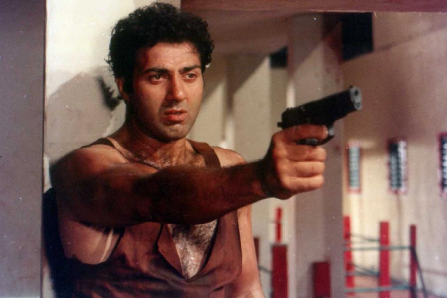 ছবির একটি দৃশ্যে সানি প্রচণ্ড অশান্ত হয়ে পড়েন। তাঁকে কিছুতেই শান্ত করা যাচ্ছিল না। ছবিতে সানির মনোরোগ বিশেষজ্ঞের চরিত্রে অভিনয় করেছিলেন সোহা।