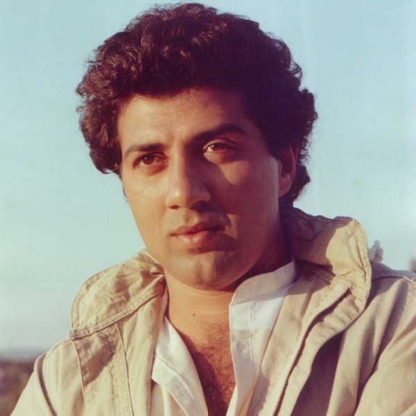 পরে অবশ্য সানির কাছে ক্ষমাও চান সোহা। ফিল্মে ‘অ্যাংগ্রি ম্যান’ হয়ে থাকলেও আসলে সানি স্বভাবে শান্ত প্রকৃতির। সোহার পরিস্থিতি বুঝতে পেরে হাসিমুখে তাঁকে ক্ষমা করে দেন সানি।