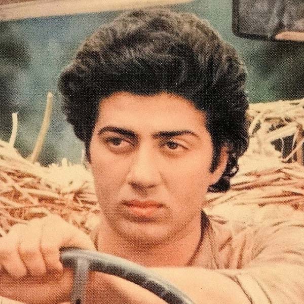 তবে ‘ঘায়েল’ ছবির সেটে সানিকে শায়েস্তা করেছিলেন মৌসুমী। বলিপাড়ায় কানাঘুষো শোনা যায়, সেটে নাকি প্রায় দেরি করে পৌঁছতেন সানি। পরিচালকের সঙ্গে অভিনেতার ভাল সম্পর্ক থাকার কারণে সানিকে কিছুই বলতেন না রাজকুমার।