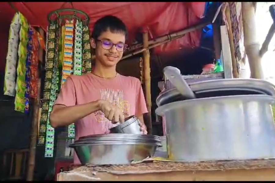 পড়াশোনার ফাঁকে বাবার হোটেলে কাজ করে উচ্চ মাধ্যমিকে তৃতীয় চন্দ্রবিন্দু