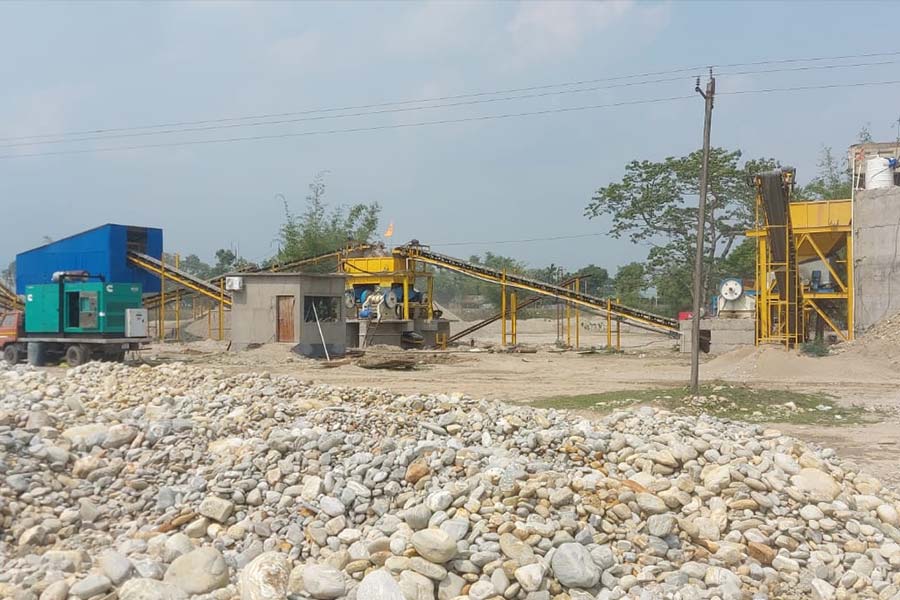 শিলিগুড়ি মহকুমা পরিষদের নকশালবাড়ি ব্লকের তারাবাড়ি গ্রামের মধ্যেই ত্রিভুজ আকৃতিতে তিনটি ক্রাশার বসানো হয়েছে। 