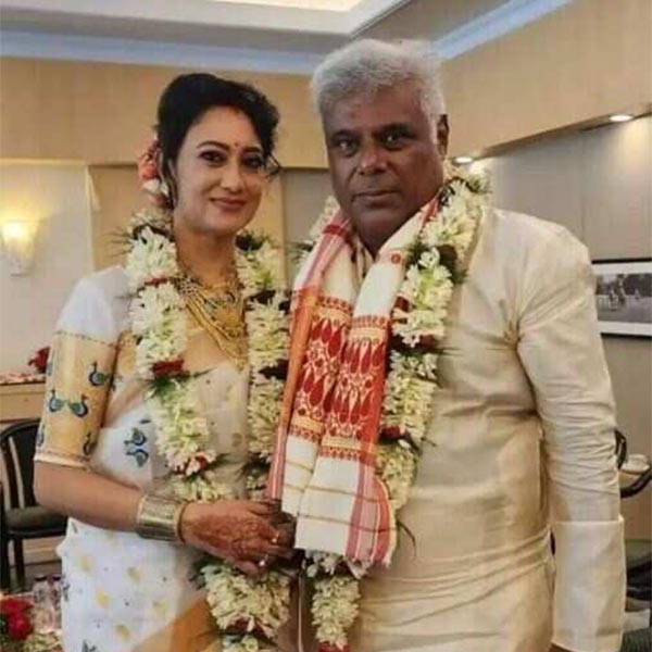 বৃহস্পতিবার কলকাতা শহরের বুকেই নিজের জীবনসঙ্গিনীর সঙ্গে নতুন পথে হাঁটা শুরু করলেন বলি অভিনেতা আশিস বিদ্যার্থী। কলকাতার একটি ক্লাবে ব্যক্তিগত পরিসরে আইনি মতে বিয়ে করলেন তিনি। শুভ মুহূর্তের ছবি প্রকাশ্যে আসতে না আসতেই হইচই শুরু হয়ে যায় আশিসকে ঘিরে। কারণ, বয়সের অঙ্ক।