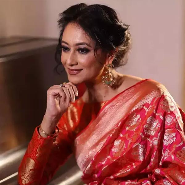 ৬০ বছর বয়সে অসমের রুপালি বড়ুয়ার সঙ্গে গাঁটছড়া বাঁধলেন আশিস। রুপালির বয়সও ৫০-এর দোরগোড়ায়। অভিনয়জগৎ নয়, বরং ফ্যাশনজগতের সঙ্গে যুক্ত রয়েছেন রুপালি। কলকাতায় কাপড়ের বিপণির পাশাপাশি রুপালি চালান একটি ক্যাফেও। 