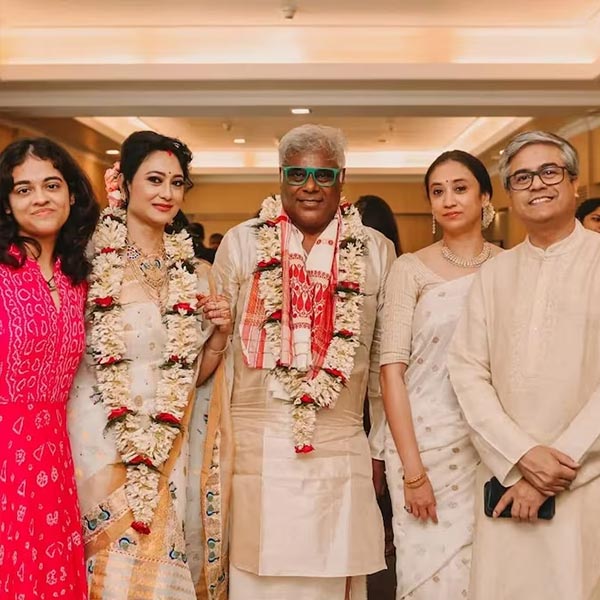 পেশাগত দিক দিয়ে আশিস এবং রুপালি যতই সফল হোক না কেন, সমাজমাধ্যমে নবদম্পতির ছবি দেখে যে প্রশ্ন অধিকাংশ নেটব্যবহারকারীদের মনে চাড়া দিয়ে উঠেছে, তা হল দু’জনের বয়স। প্রৌঢ়ত্বে পা রেখেও যে তাঁরা বিয়ে করেছেন, তা দেখে ভ্রু কুঁচকেছেন অনেকেই। 