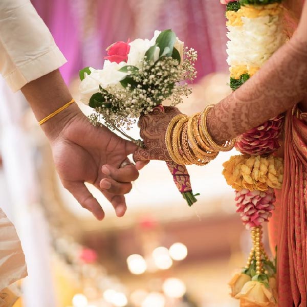 কিন্তু ভালবাসা যে দূরত্ব এবং বয়সের অঙ্কের সমীকরণ কিছুই বোঝে না। আশিস এবং রুপালি তারই প্রমাণ দিলেন। তবে আশিস শুধু একাই নন, বলিপাড়ায় এমন বহু অভিনেতা এবং অভিনেত্রী রয়েছেন, যাঁরা বেশি বয়সেও তাঁদের সঙ্গীদের সঙ্গে জীবনের নতুন অধ্যায় শুরু করেছেন।