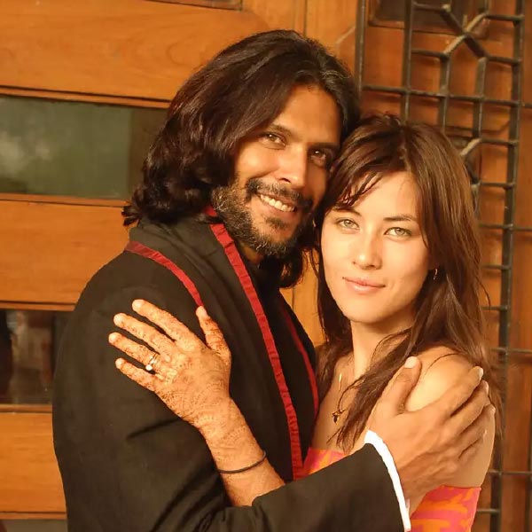 ২০০৬ সালে ফরাসি অভিনেত্রী মাইলেন জাম্পানোইকে বিয়ে করেছিলেন মিলিন্দ। ‘ভ্যালি অফ ফ্লাওয়ার্স’ ছবির সেটে মাইলেনের সঙ্গে আলাপ হয় অভিনেতার। 