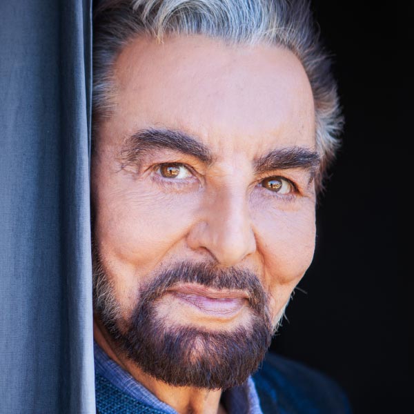 বড় পর্দা হোক বা টেলিভিশন, থিয়েটার— কবীর বেদী যে সর্বক্ষেত্রেই অভিনয়ের মাধ্যমে দর্শকের প্রশংসা কুড়িয়েছেন, তা বলার অপেক্ষা থাকে না। তবে পেশার পাশাপাশি কবীর চর্চিত তাঁর ব্যক্তিগত জীবন নিয়েও। বয়সকে বুড়ো আঙুল দেখিয়ে চার চার বার বিয়ে করেছিলেন অভিনেতা।