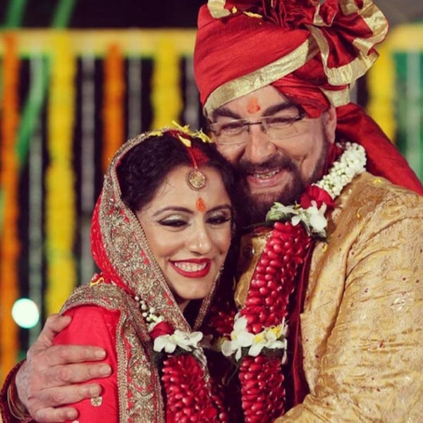 ৭০ বছর বয়সে পা দিয়ে ২০১৬ সালে পরভিন দুসাঞ্জকে বিয়ে করেন কবীর। বিয়ের সময় পরভিনের বয়স ছিল ৪১ বছর। জীবনের অধিকাংশ সময় কাটিয়ে নেওয়ার পর চতুর্থ বার বিয়ে করেছেন বলে কটাক্ষের শিকার হয়েছিলেন কবীরও।