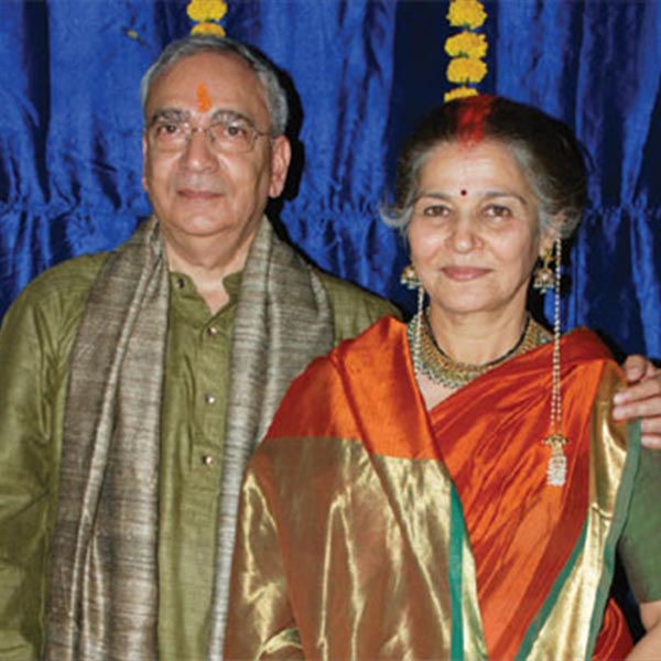 দীর্ঘ দিন একা নিজের জীবন কাটিয়েছেন সুহাসিনী। বলিপাড়ায় কানাঘুষো শোনা যায়, মনের মানুষের সঙ্গে একত্রবাস করলেও সেই সম্পর্ক টেকেনি। নব্বইয়ের দশকের গোড়ায় সেই সম্পর্কে ইতি টানেন অভিনেত্রী। অবশেষে ২০১১ সালে অতুল গুর্তুকে বিয়ে করেন তিনি। পেশায় পদার্থবিজ্ঞানী অতুল।