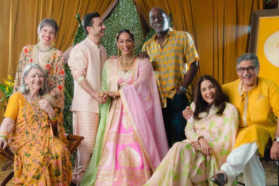 চলতি বছরে বিয়ে করেছেন নীনার কন্যা মাসাবাও। ২০১৫ সালে প্রযোজক মধু বর্মা মান্তেনার সঙ্গে গাঁটছড়া বাঁধেন মাসাবা। কিন্তু তাঁদের সংসারে চিড় ধরতে শুরু করে। ২০১৯ সালে বিচ্ছেদের সিদ্ধান্ত নেন তারকা জুটি। চলতি বছরের জানুয়ারি মাসে সহ-অভিনেতা সত্যদীপ মিশ্রকে বিয়ে করেন মাসাবা।