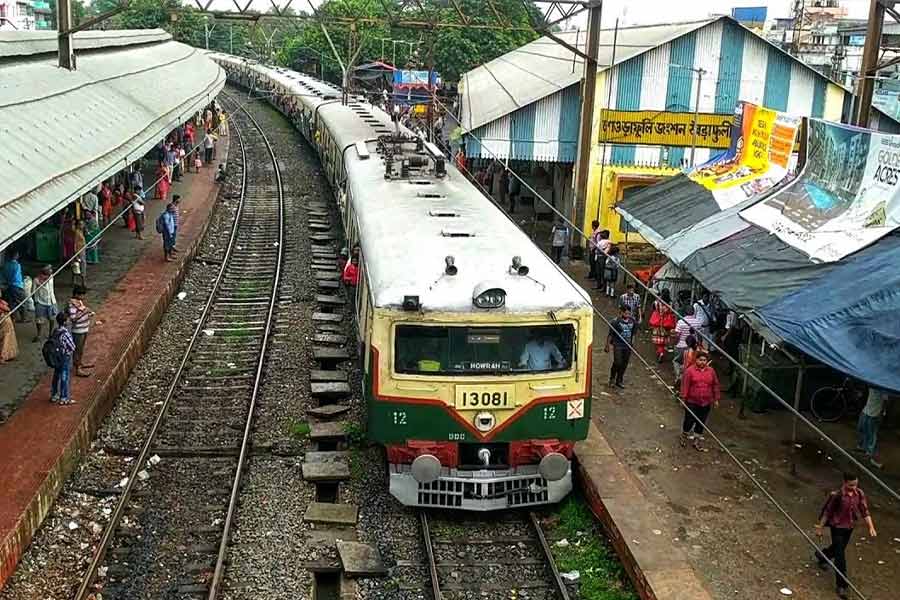 Sheoraphuli to Tarkeshwar local train service will be blocked for some time