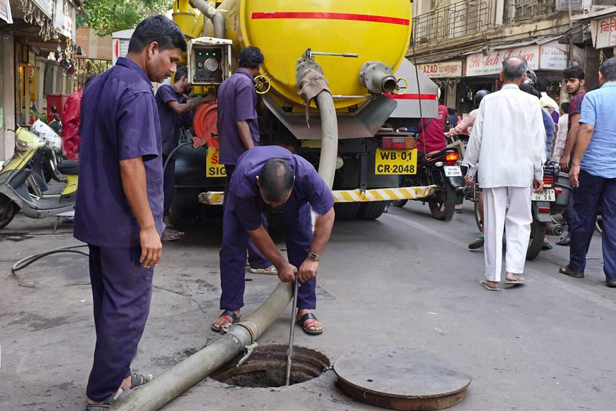 কলকাতার বড়বাজার এলাকায় আধুনিক পদ্ধতিতে ম্যানহোল পরিষ্কার চলছে।