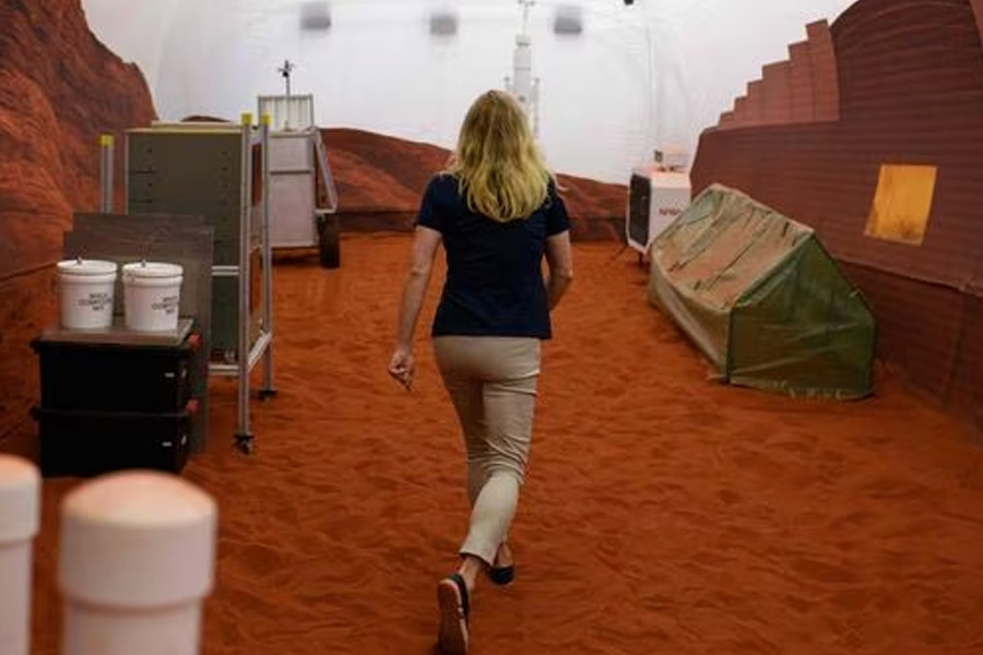 ৫২ বছর বয়সি কেলি সংবাদ সংস্থা এএফপিকে বলেছেন, ‘‘আমরা সত্যিকারের মঙ্গলে যাচ্ছি না। শুধু আমাদের মঙ্গলে থাকার অনুভূতি দেওয়া হবে।’’ 