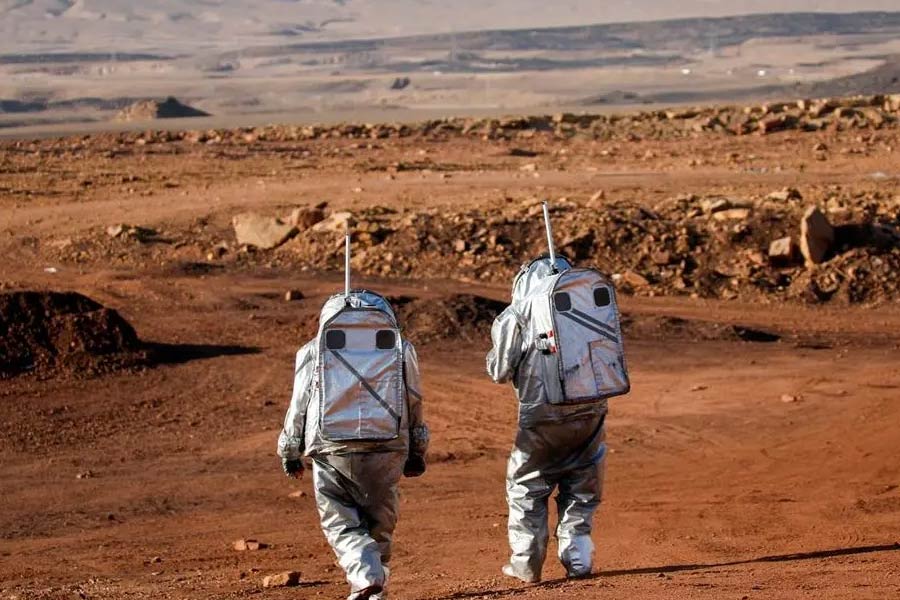 নাসা জানিয়েছে, কেলি-সহ পরীক্ষায় অংশগ্রহণকারীদের ওই জায়গায় খুবই কষ্ট করে থাকতে হবে। জীবনযাপনের সব রকম সরঞ্জাম তাঁরা পাবেন না। পর্যাপ্ত পরিমাণ জলের সরবরাহও থাকবে না এই নাসার তৈরি করা এই বিশেষ জায়গায়। 