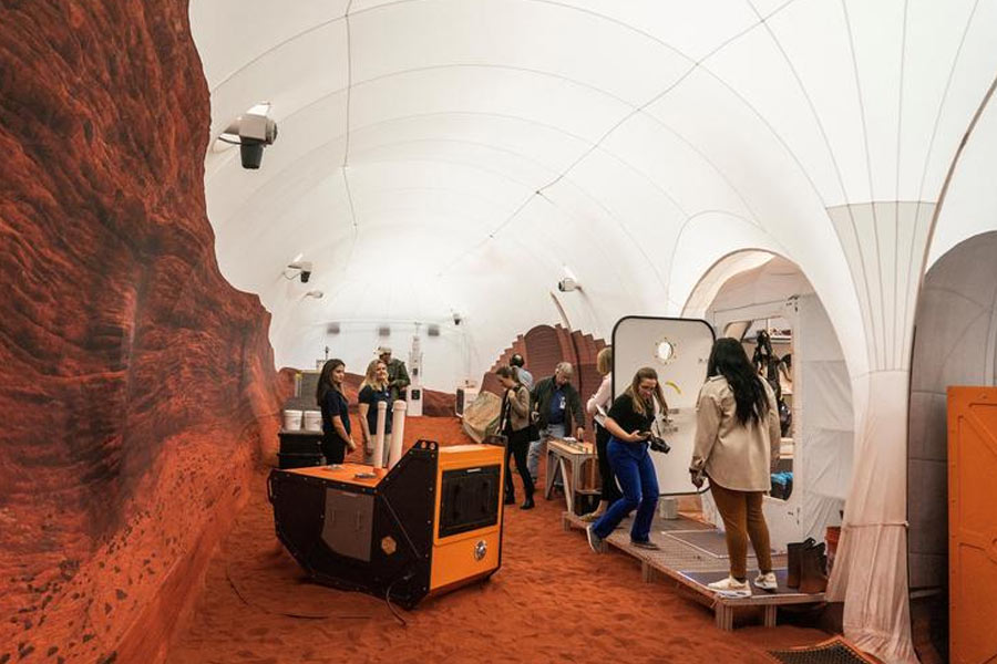 সাক্ষাৎকারে কেলি বলেছেন, ‘‘কেউ যখন মার্স ডুন আলফার ভিতরে যাবে, তাঁর অদ্ভুত অনুভূতি হবে। ওই বাসস্থানে যে চলাফেরার জায়গা রয়েছে, সেখানে আমরা মঙ্গলগ্রহে কী ভাবে হাঁটতে হয় তা শিখব।’’