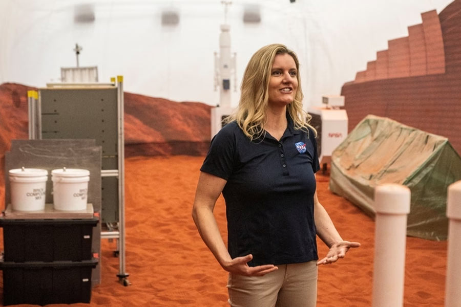 মার্স ডুন আলফা লাল বালিতে ভরা এবং মোটা কাপড়ে ঢাকা। সেখানে তাঁদের মঙ্গলে থাকার মতো উপযুক্ত পোশাক দেওয়া হবে বলেও জানিয়েছেন কেলি। 