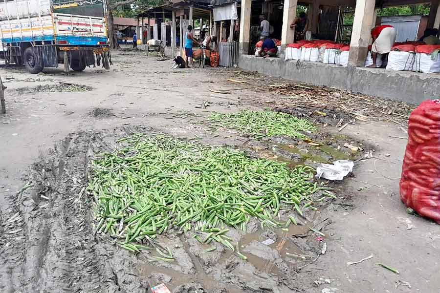  বাজারে আনাজ ফেলে গিয়েছে চাষিরা। নিজস্ব চিত্র