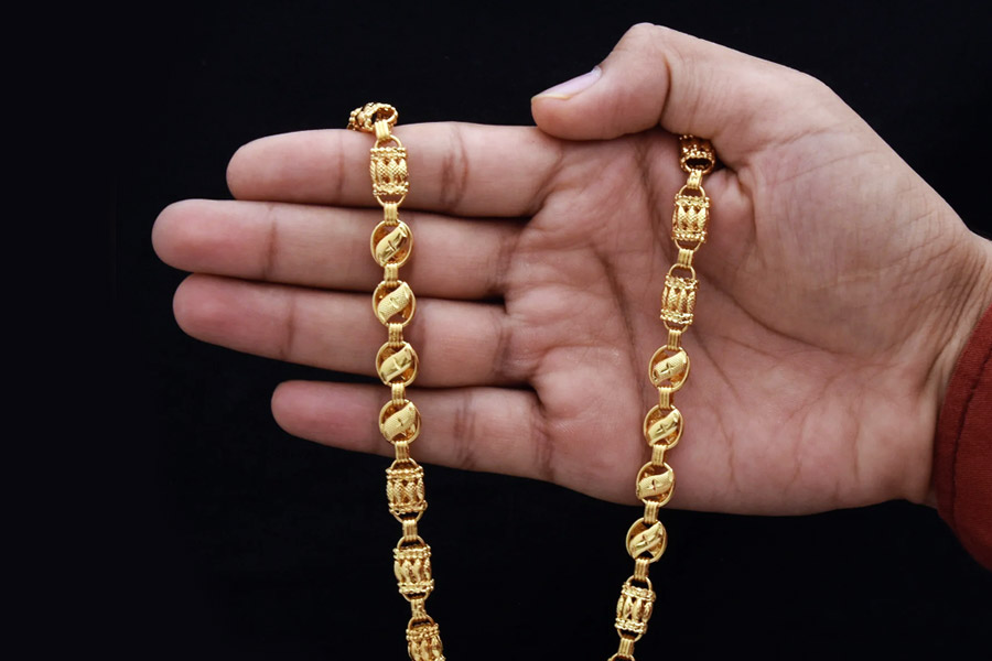 Man swallows gold chain to avoid police after snatching.