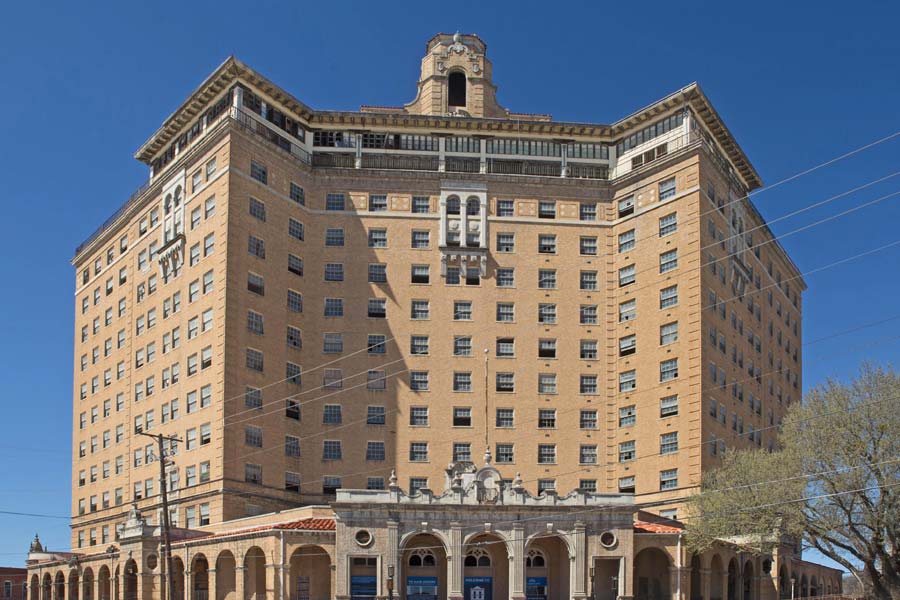 বিলাসবহুল আয়োজনের জন্য তো বটেই, রোগ নিরাময়ের জায়গা হিসাবেও জনপ্রিয় হয়ে উঠেছিল বেকার হোটেল অ্যান্ড স্পা। হোটেলের মালিক টিডি বেকারের নামে হোটেলটির নাম রাখা হয়।