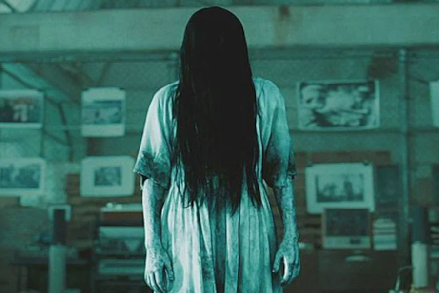 লোকের মুখে মুখে প্রচার শুরু হওয়ার পাশাপাশি বেকার হোটেলকে ঘিরে ক্রমে জট পাকতে থাকে রহস্য। হঠাৎ হোটেলে ভিড় জমে ওঠে মানসিক রোগীদের। ‘অশরীরী’দের উপস্থিতিও নাকি টের পেতে শুরু করেন হোটেলের অতিথিরা।