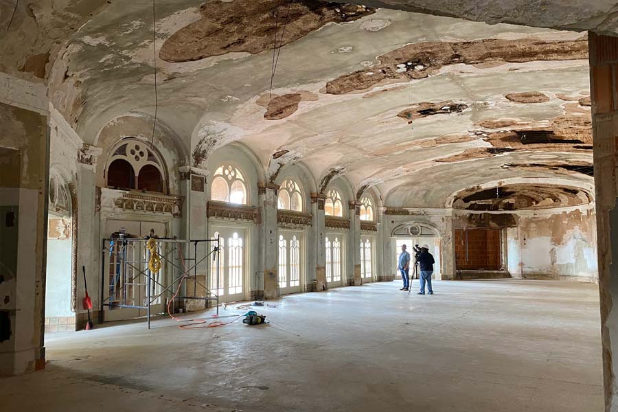 টেক্সাসের মিনারেল ওয়েলসের ৮২ কিলোমিটার পশ্চিম প্রান্তে নির্জন জায়গায় ১৯২৬ সাল থেকে শুরু হয় হোটেল নির্মাণের কাজ। তিন বছর কাজ চলার পর বেকার হোটেল অ্যান্ড স্পা তৈরির কাজ শেষ হয়।